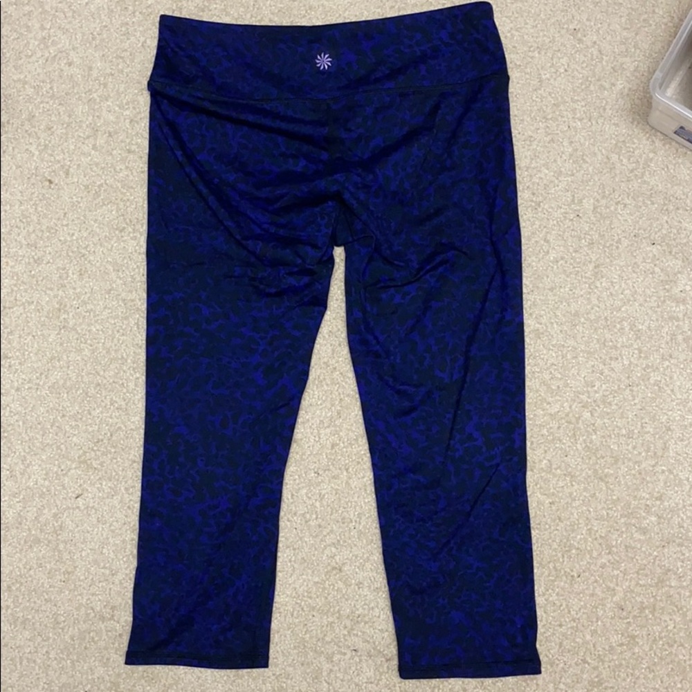 Athleta blue leopard Capri pant